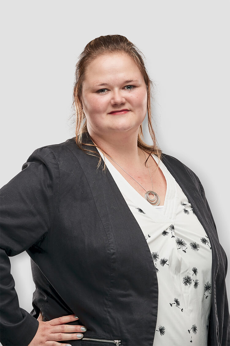Ein Portrait von Baufinanzierungsexperte Janine Ackermann